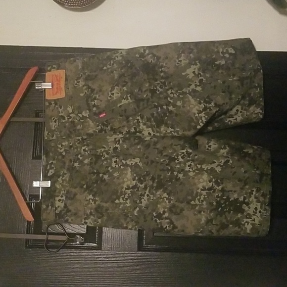 Men's Levi Baggy shorts,; Camouflage Green; Size W34 L12 - Picture 4 of 9
